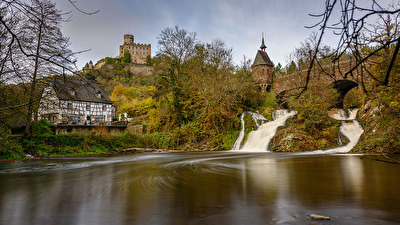 Wasserfall unter Burg Pyrmont