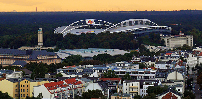 im Hintergrund die Red Bull Arena
