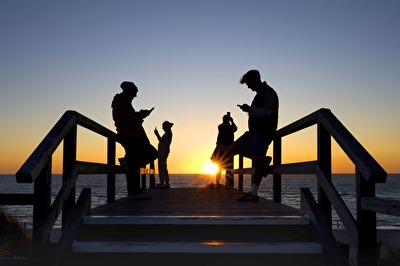 Sonnenuntergang am Meer mit Social Media