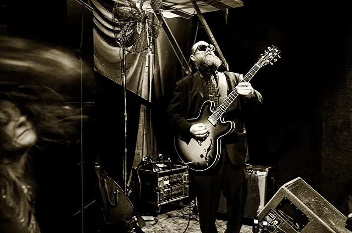 Smokehouse Brown, Gitarrist bei Johnny Mastro & Mama's Boys