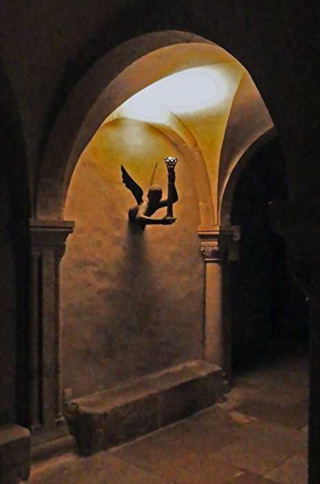 Gedenken, Naumburger Dom (Cathedral St Peter und Paul), Leuchter in der Krypta