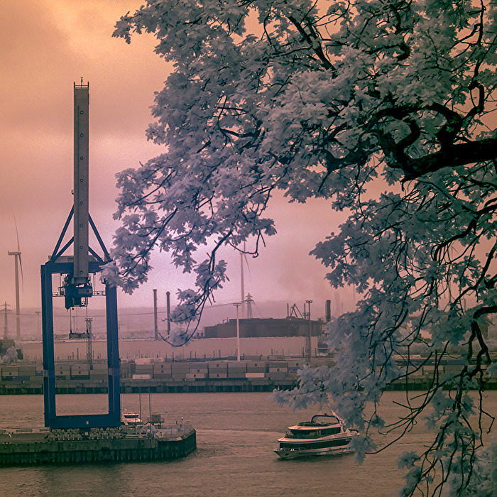 HAMBURG - ELBE - HAFEN im unsichtbaren Licht
