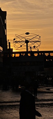 berlin alexanderplatz hauptstadt sonnenuntergang goldenestunde weltzeituhr sbahn menschen