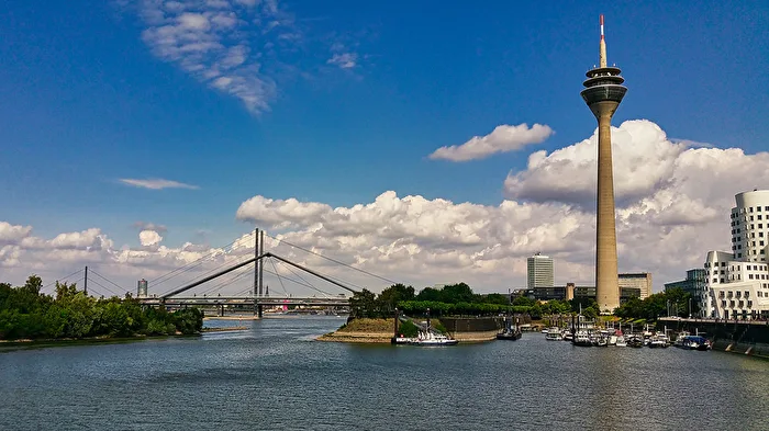 Düsseldorf vom Hafen aus gesehen.