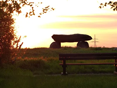 Sonnenuntergang am Großsteingrab