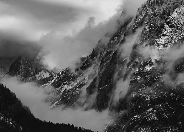 Looking into the valley (A view into the valley)