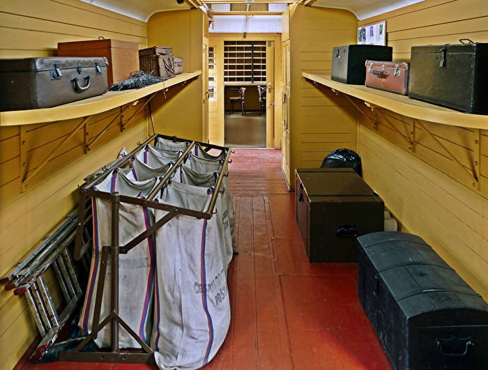 Innenansicht eines historischen Postwagen auf Schiene