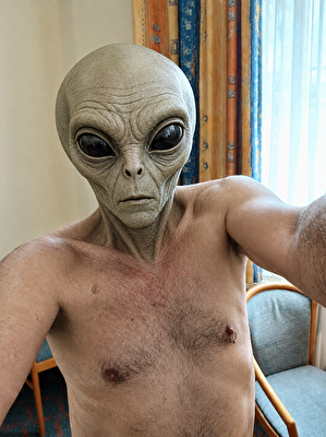 Alien im Hotel
