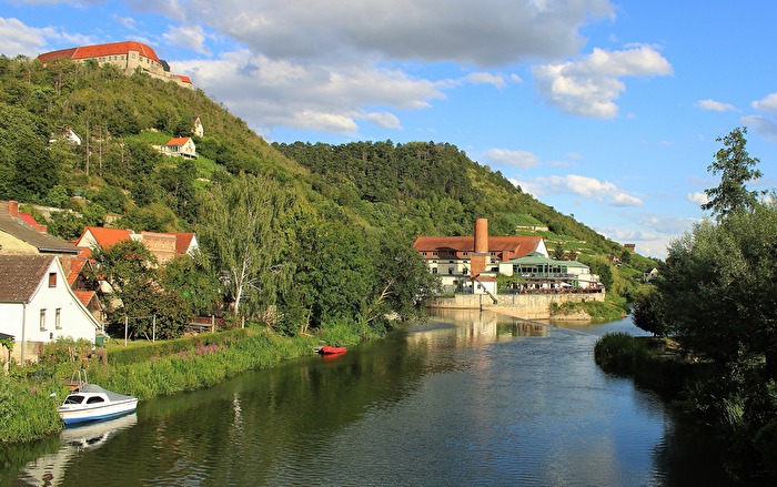 Die Unstrut in Freyburg Fluss abwärts Richtung Naumburg