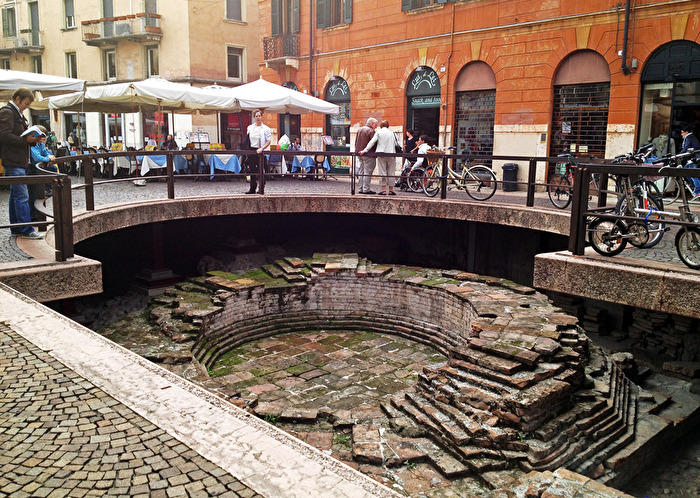 Verona / Die Via Cappello teilt sich an den Überresten des alten Stadttors und an den Ausgrabungen d