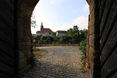 Blick auf die Kirche von Schönburg