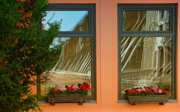 Saline im Fensterspiegel