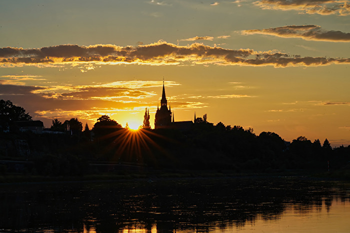 Kirche an der Elbe im Sonnenuntergang