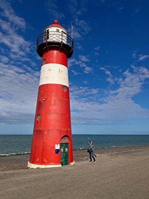Selfi am Meer, rot der Leuchtturm, blau der Himmel!