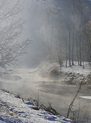 Morgenspaziergang am Fluss Weissach bei Eis und Nebel in Rottach-Egern