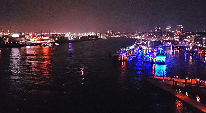 Nachtansicht des Hamburger Hafens