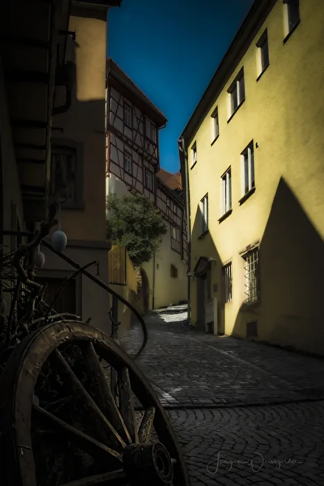 Zwischen Licht und Gasse