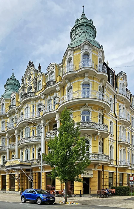Architektur (mit Auto und Baum�)