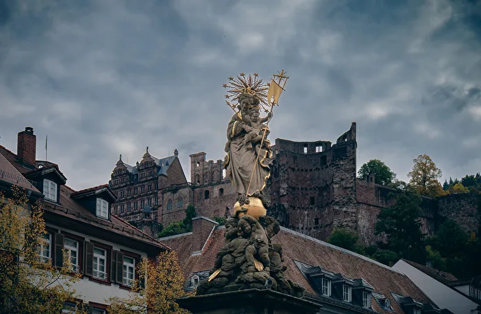Heidelberg; Blick von der Altstadt auf das Schloss