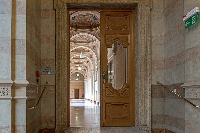 durch diese Türe.....