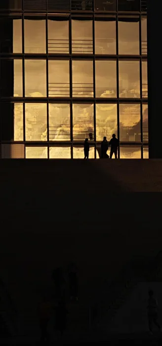 berlin bundestag marieelisabethlüdershaus freitreppe spiegelung goldenestunde
