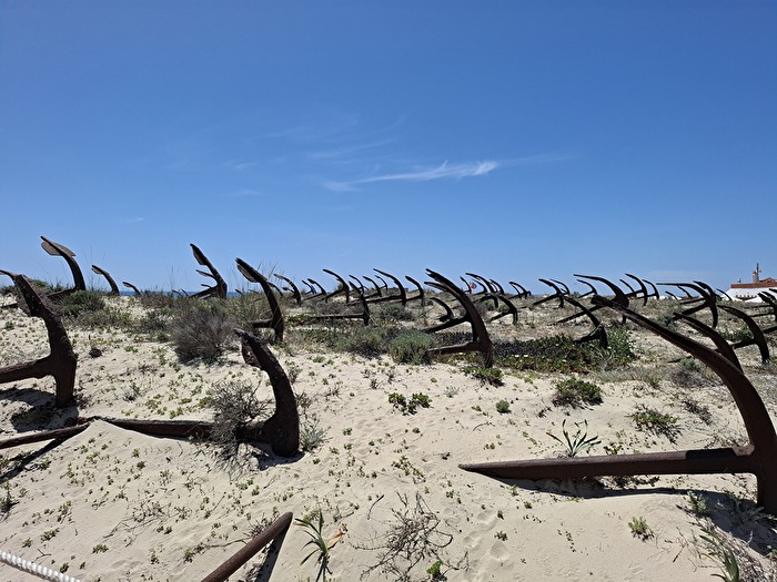 Ankerfriedhof am Strand Praia do Barril an der Algarve