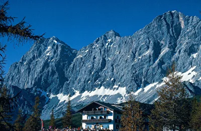 DACHSTEINSÜDWAND MIT DER TÜRLWANDHÜTTE IN DER RAMSAU, STEIERMARK, ÖSTERRREICH