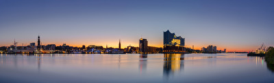 Hamburg Skyline mit Elphilharmonie vor Sonnenaufgang