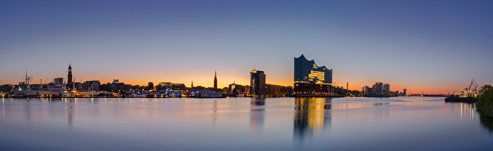Hamburg Skyline mit Elphilharmonie vor Sonnenaufgang