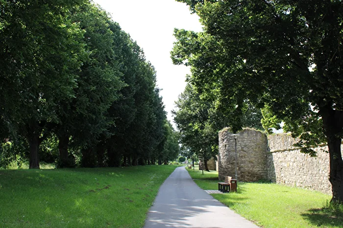 Der Weg entlang der Stadtmauer