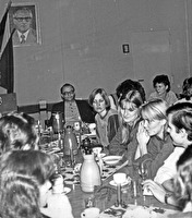 Betriebsvergnügen 1986 Erich Honecker war auch dabei (an der Wand)