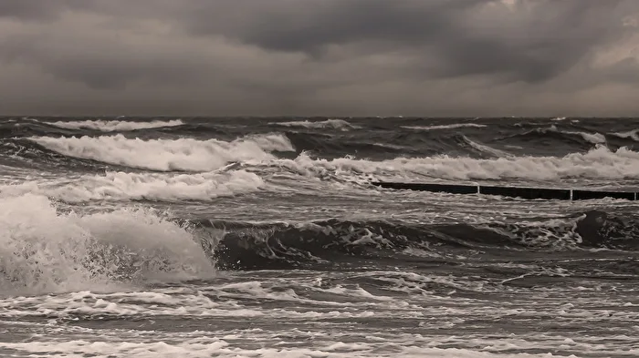 Meterhohe Wellen bei Graal Müritz  (Ostsee Sturm)