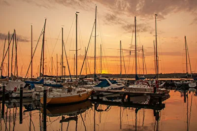 Sonnenaufgang über dem Yachthafen