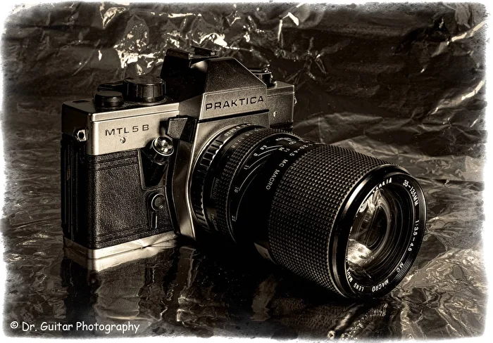 CLASSIC 35MM SLR CAMERA