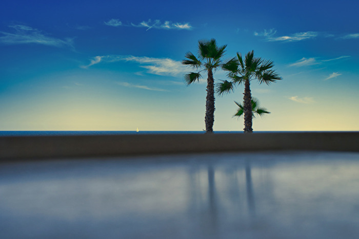 Segelboot am Horizont