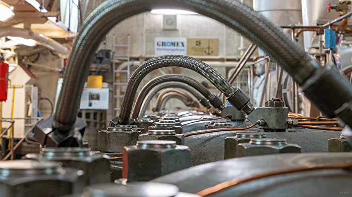 Ein paar kleine Sechskantmuttern für einen 300er Maulschlüssel