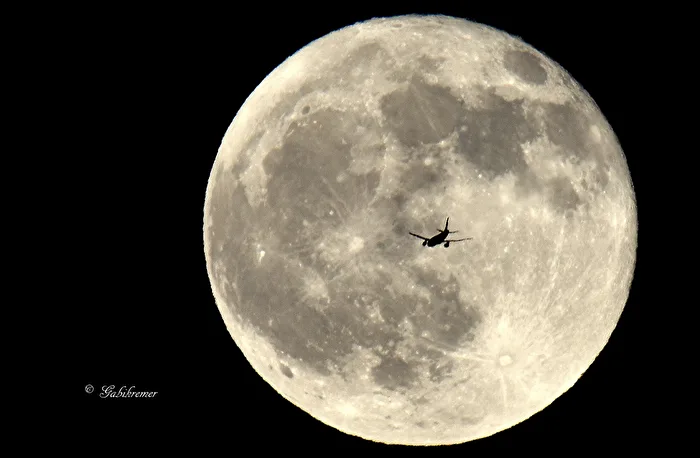 Vollmond mit Flieger