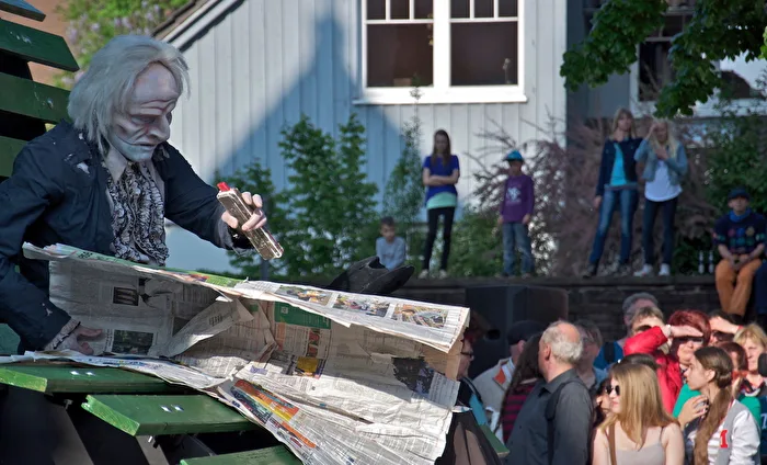 theater | °... zeitung lesen. | teatro só. sómento: einsamkeit im alter [2|4]