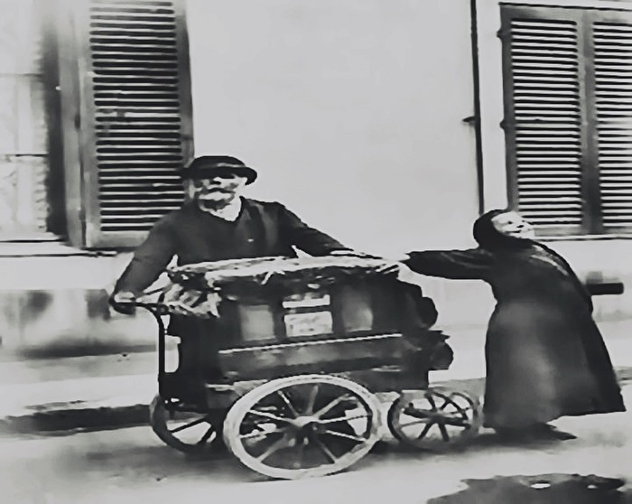 Der Drehorgel-mann und Frau