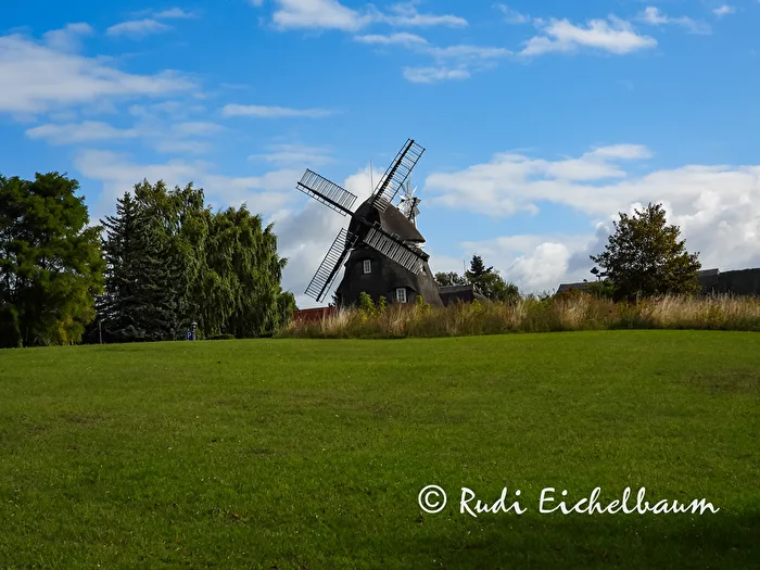 Vue vers le moulin à vent dans le village Mecklenburg