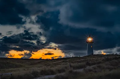 Leuchtturm List-West im dramatischen Abendlicht