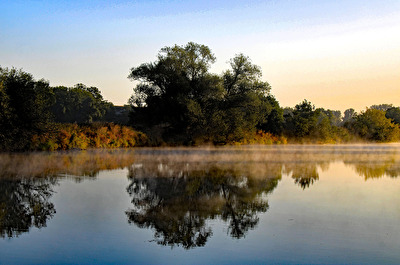 Leichter Nebel über dem Fluss