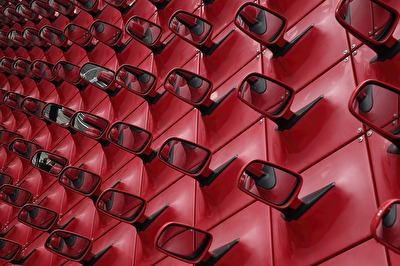 viel #Rot in #Wand in der #Auto Stadt #Wolfsburg mit #Strukturen aus #Spiegeln