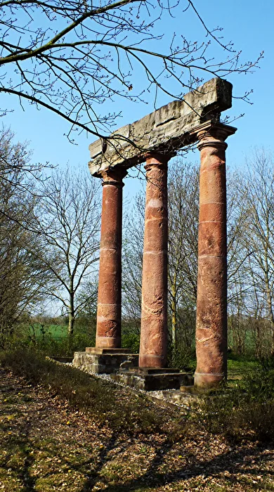 Trianon - künstliche Tempelruine - Zwenkau bei Leipzig