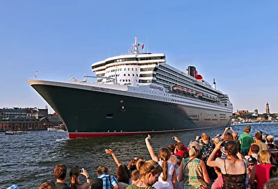 QM2 verlässt Hamburg