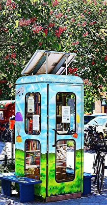 Bücher in einer ehemaligen Telefonzelle