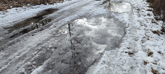 Schnee- und Eispfütze