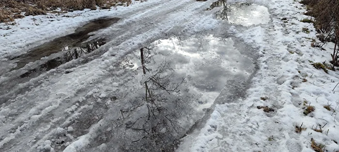 Schnee- und Eispfütze