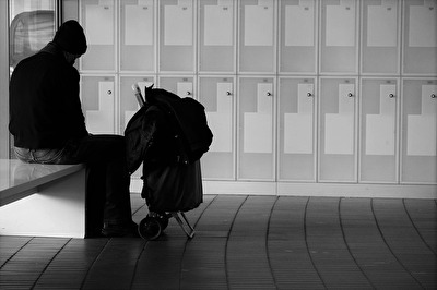 Warten, im Vorraum des Museum Ludwig, Köln.