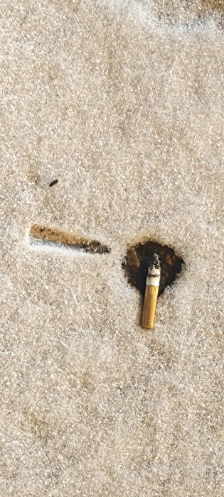 die letzte Zigarette im Schnee